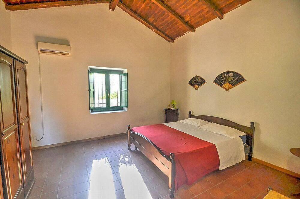Villa Pascal C: A characteristic and welcoming apartment that is part of a villa surrounded by meadows and by green hills, with Free Wi-Fi. in Mirto, Messina Provinz