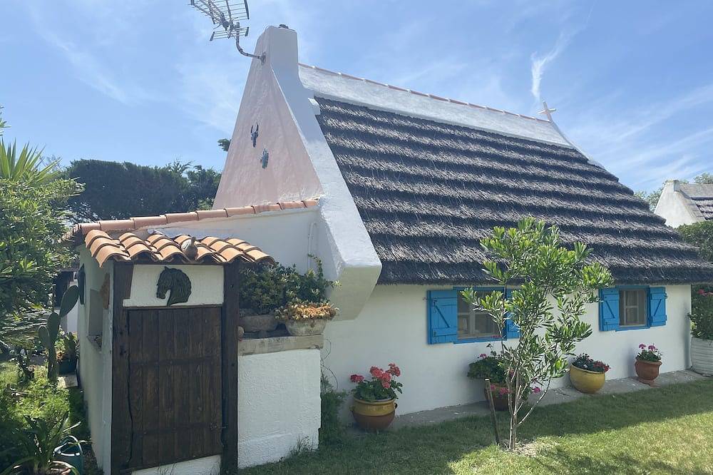 Authentic Gardian Hut In The Heart Of The Camargue With Swimming Pool in Saintes-Maries-de-la-Mer, Arles region