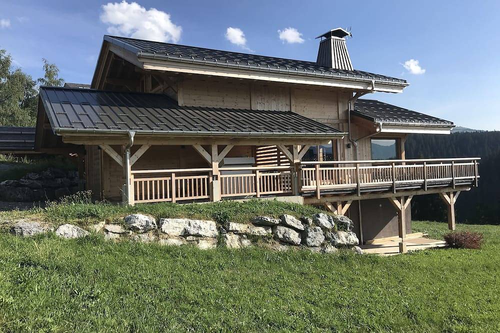 Magnifique Chalet 10 personnes , A 200ml d une remontée . Wifi,Jacuzzi et Sauna in Notre-Dame-de-Bellecombe, Région d'Albertville