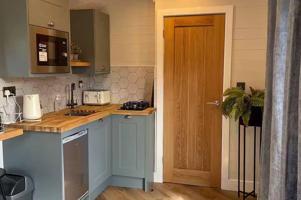 Luxurious Canal-side mini lodge in Llangollen. in Llangollen, Denbighshire