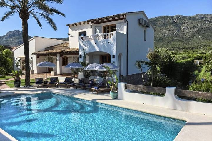 Hôtel pour 14 personnes, avec Jacuzzi et Terrasse ainsi que Jardin et Piscine à Parcent