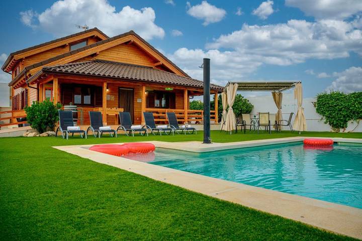 Casa de vacaciones para 14 personas, con piscina además de jardín y vistas en Montes de Toledo