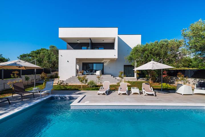 Ferienwohnung für 5 Personen, mit Balkon und Terrasse sowie Garten in Sveti Filip i Jakov