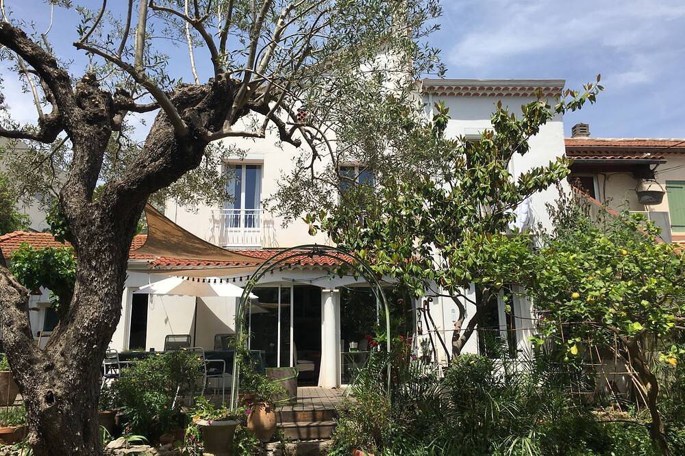 Town house. Large wooden terrace. Enclosed garden with century-old trees. in Toulon, Mediterranean Coast (France)