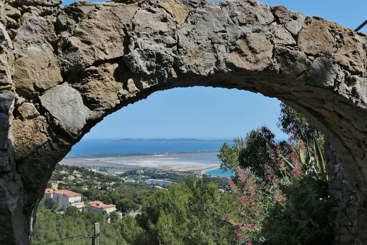 Gîte pour 10 personnes, avec terrasse ainsi que piscine et jardin à Hyeres - 4