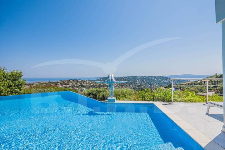 Gîte pour 8 personnes, avec jardin et piscine, adapté aux familles dans Golf Bluegreen Sainte-Maxime