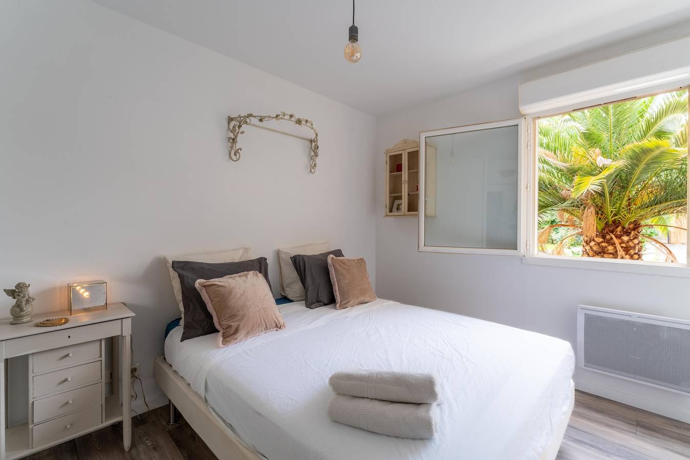 Appartement entier, Appartement "Un Temps Pour Soi" avec terrasse privée, jardin privé et Wi-Fi in L'Isle-sur-la-Sorgue, Vaucluse