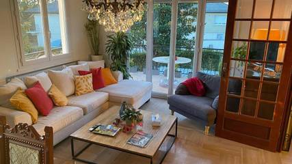 Location de vacances pour 2 personnes, avec jardin ainsi que piscine et vue, animaux acceptés à Saint-Laurent-de-Mure