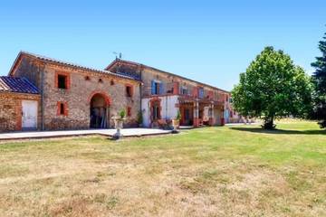 Gîte pour 10 personnes, avec piscine et jardin à Montredon-Labessonnié