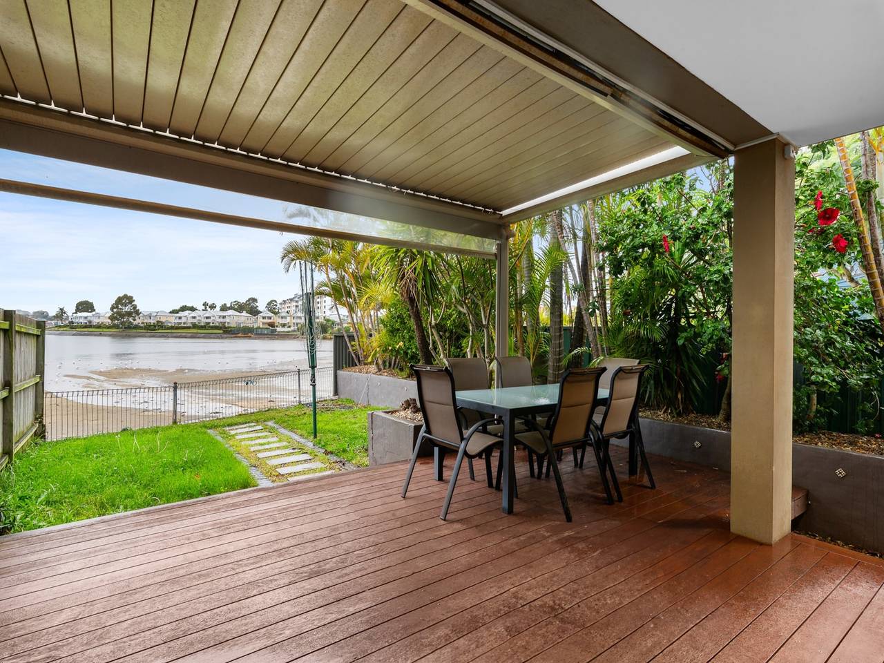 Entire apartment, Modern 3-Bed with Pool & Water Views by Beach in Sydney, New South Wales