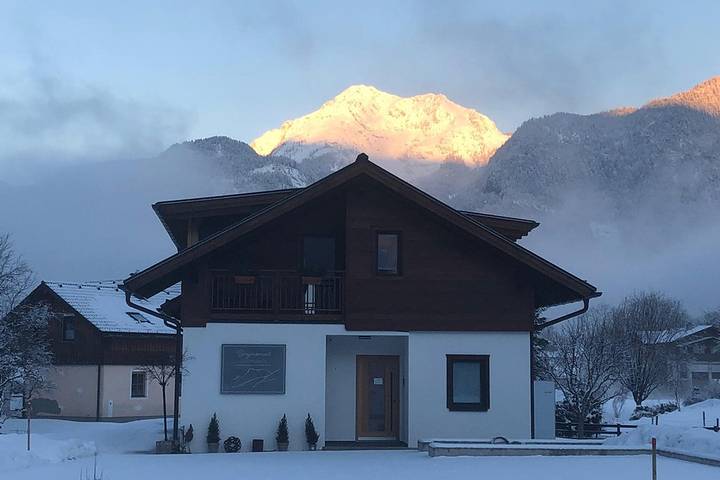 Ferienwohnung für 2 Personen, mit Balkon/Terrasse und Balkon sowie Terrasse und Garten in Obertraun