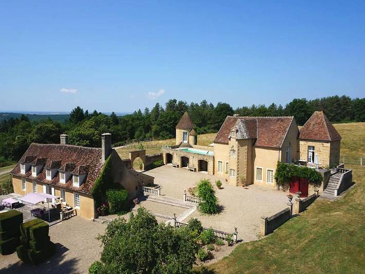 Location de vacances pour 10 personnes, avec terrasse ainsi que piscine et jardin, animaux acceptés à Meaulne