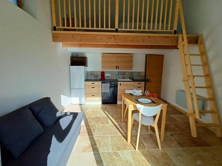 Gîte pour 4 personnes, avec terrasse ainsi que jardin et jacuzzi à Crestet - 2