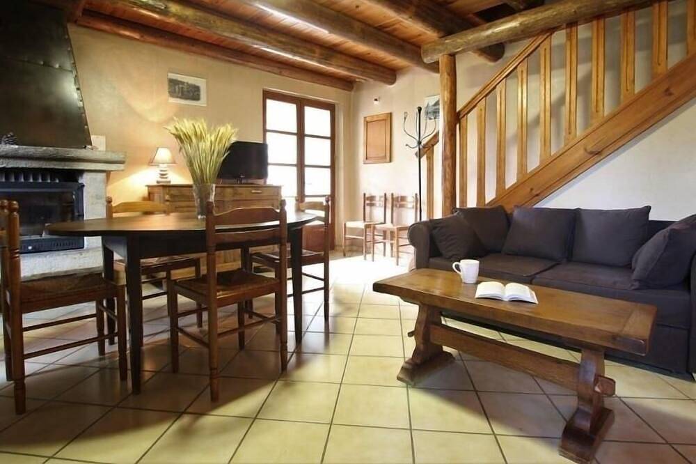 Charmante maison en pierres avec terrasse, proche cité médiévale, nature et lac in Céaux-d'Allègre, Parc Naturel Régional Livradois-Forez