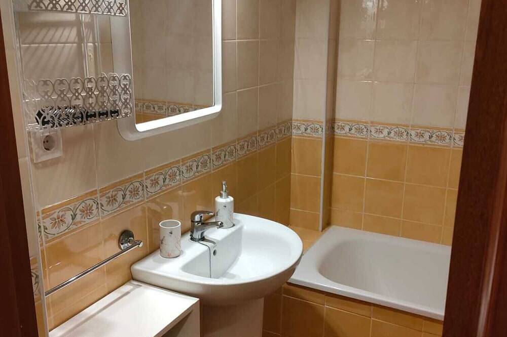 Apartamento entero, Apartamento cerca de la playa, con terraza y piscina (apta para mascotas) in Lepe, Costa de la Luz