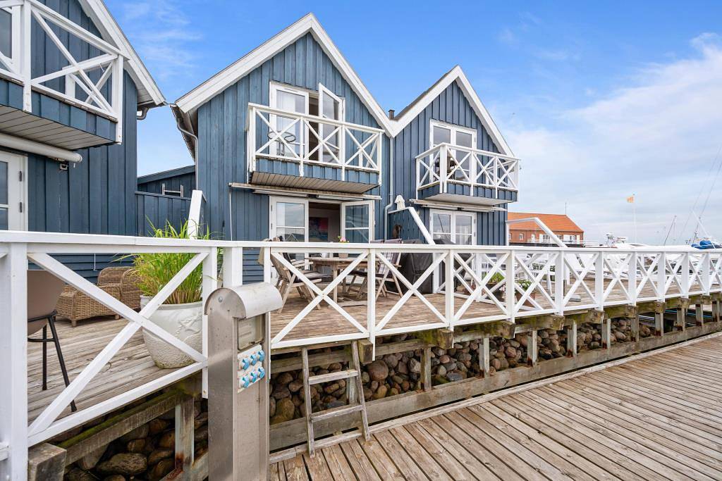 Hyggeligt feriehus direkte ved Grenaa Lystbådehavn med terrasser ud til vandet – tæt på Kattegatcentret, strand og byens caféer. in Grenaa, Djursland
