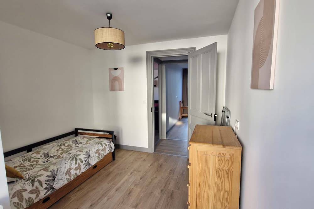 Entire apartment, Apparently modern with city center view in La Bourboule, Volcans d'Auvergne Regional Nature Park