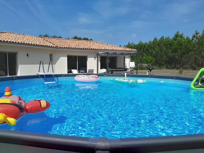 Location de vacances pour 8 personnes, avec Terrasse ainsi que Jardin et Piscine à Lesperon