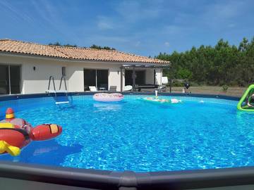 Location de vacances pour 8 personnes, avec jardin et piscine à Lesperon