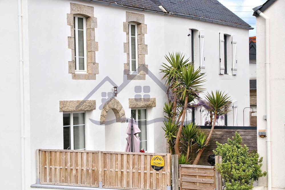House with small enclosed garden in the port of Lechiagat in Treffiagat, Côte de Cornouaille
