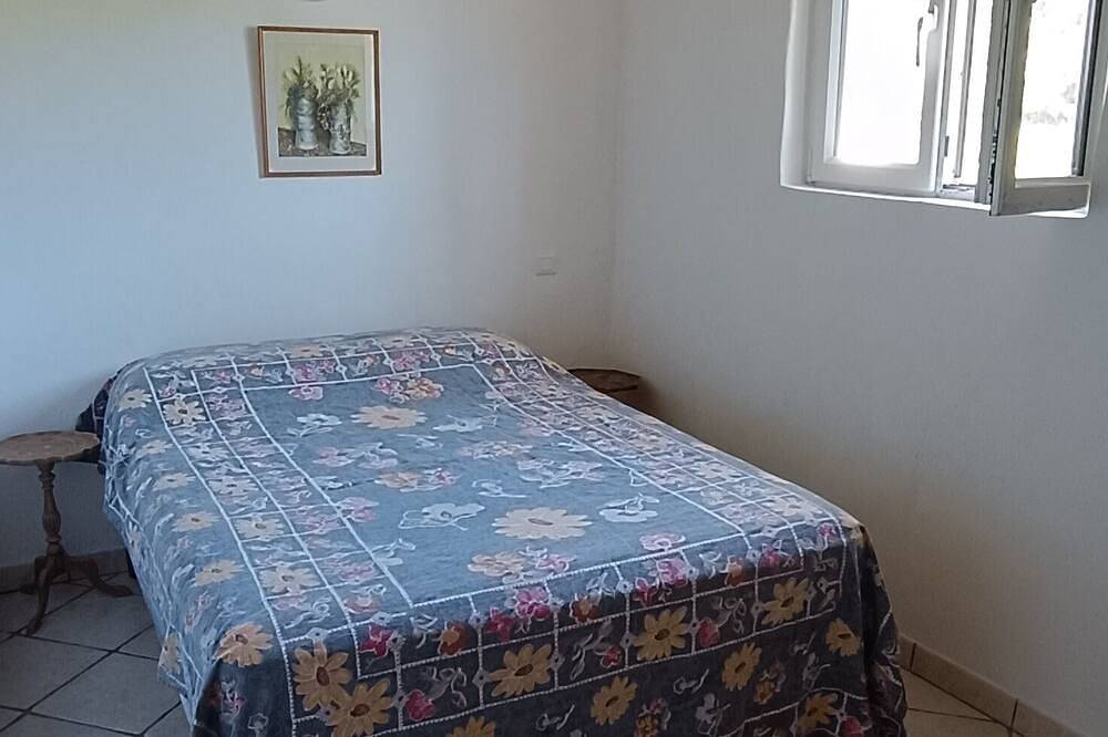Countryside cottage, private terrace & garden overlooking walnut & plum orchards in Penne-d'Agenais, Quercy