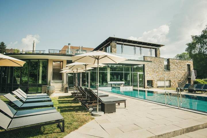 Hotel, mit Balkon und Whirlpool sowie Terrasse und Garten