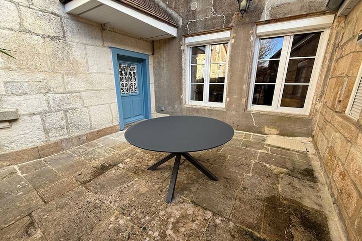 Ganze Wohnung, La Loge Lingone-garage privatif in Langres, Haute-Marne