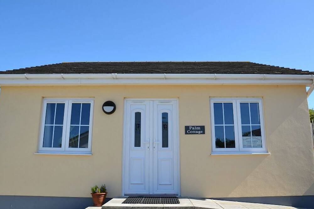 Perfect location for exploring the local 7 bays, Wifi, local amenities in Cornwall
