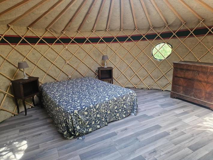 Tente pour 4 personnes, avec terrasse ainsi que vue et jardin, animaux acceptés dans le Var - 3