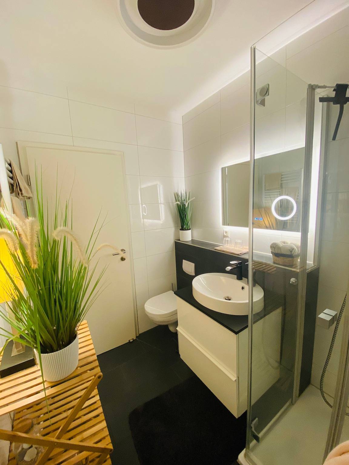 Double Room with Private Bathroom and Separate Entrance in Laatzen, Hanover Region
