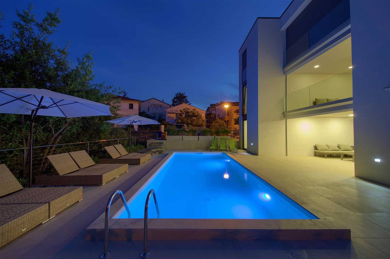 Ganze Wohnung, Villa Celeia - Luxuriöse Erdgeschoss Ferienwohnungen mit beheiztem Pool im Stadtzentrum von Krk in Krk Stadt, Krk