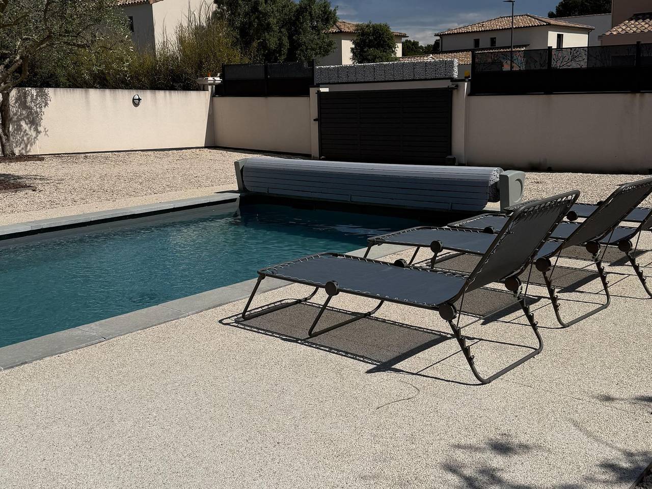 Villa avec piscine et jacuzzi près de Châteauneuf-du-Pape – 4 personnes in Sorgues, Vaucluse
