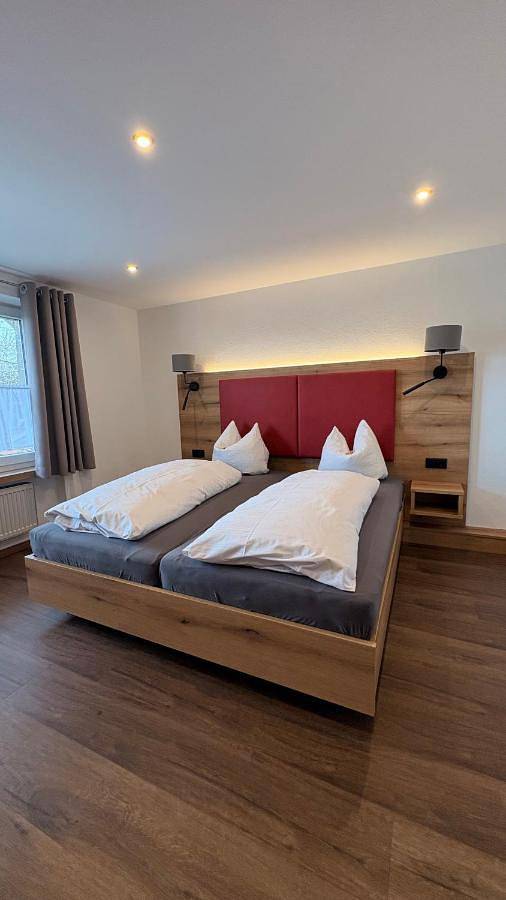 Hotel, mit Balkon und Terrasse sowie Garten