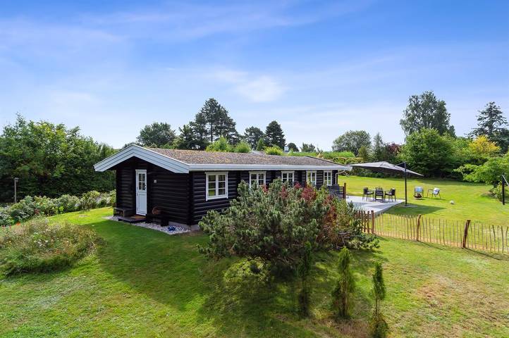 Ferieudlejning for 5 personer, med have og terrasse i Dronningmølle