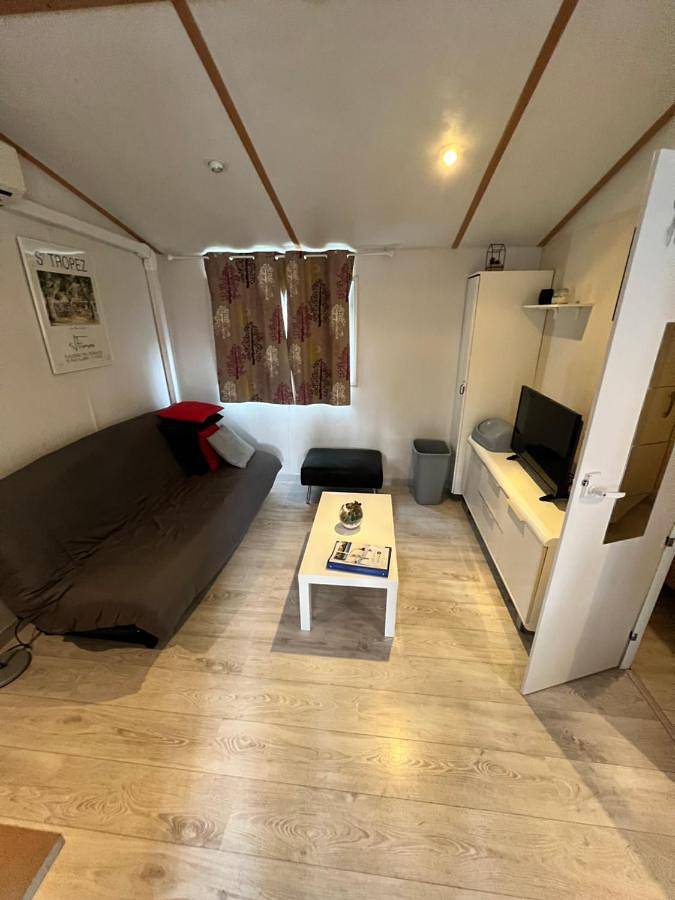 Camping pour 6 personnes, avec terrasse ainsi que piscine et jardin à Puget-sur-Argens - 4