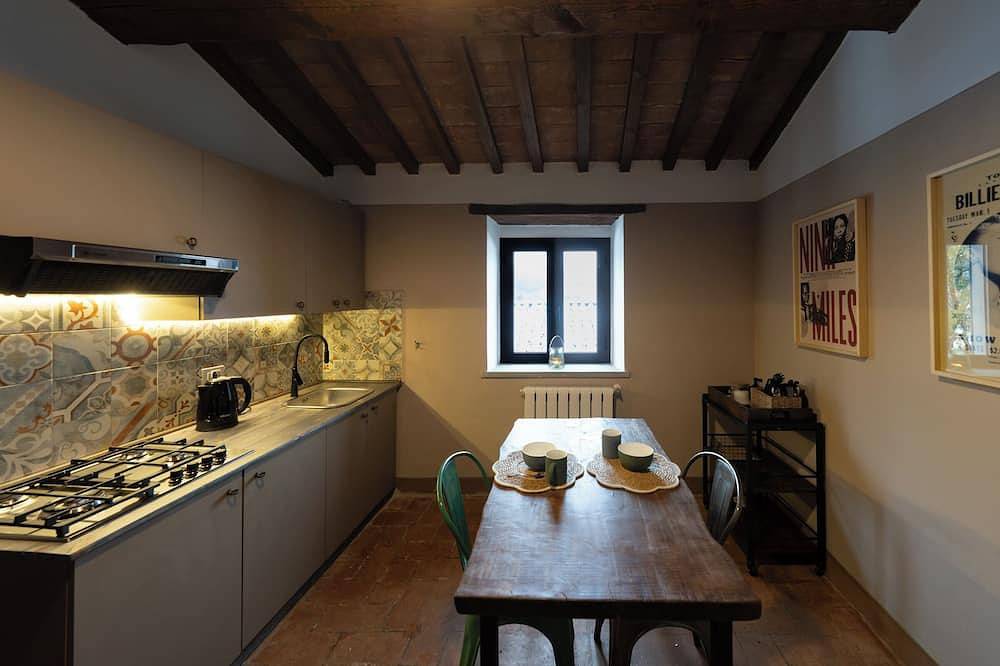 Breathtaking Hillside Retreat - Renovated Apt with Infinity-View Pool in Città di Castello (Italia), Valtiberina