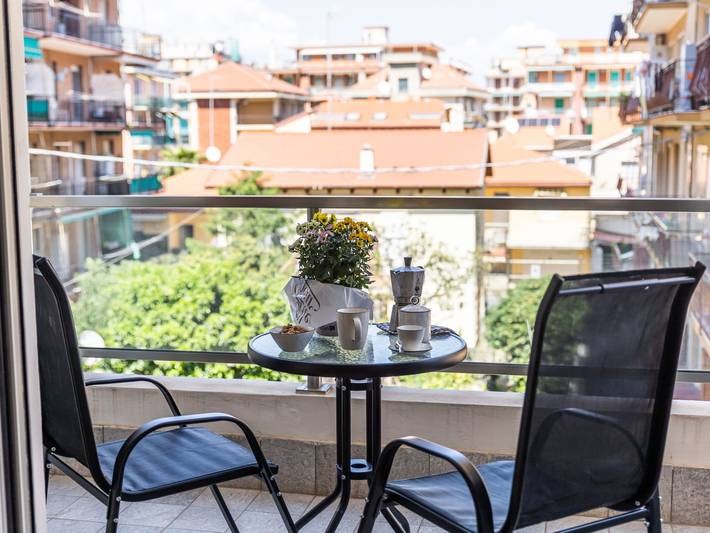 Casa sulla spiaggia per 4 persone, con balcone e piscina in Liguria