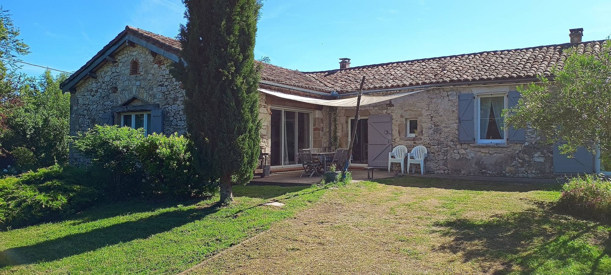 Gîte L'Arc-en-Ciel: Gran Casa con Encanto y Chimenea Central in Bournazel (Tarn), Región de Albi
