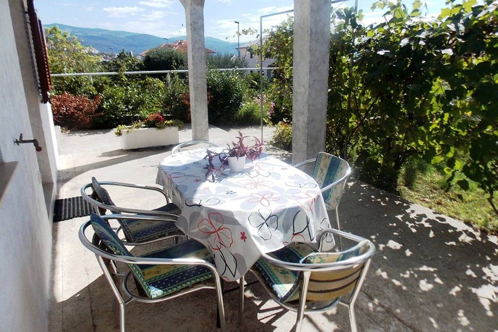 Ganze Wohnung, 2-Zimmer-Ferienwohnung mit Terrasse Novi Vinodolski A-5600-a in Plaža Bribirska obala, Novi Vinodolski