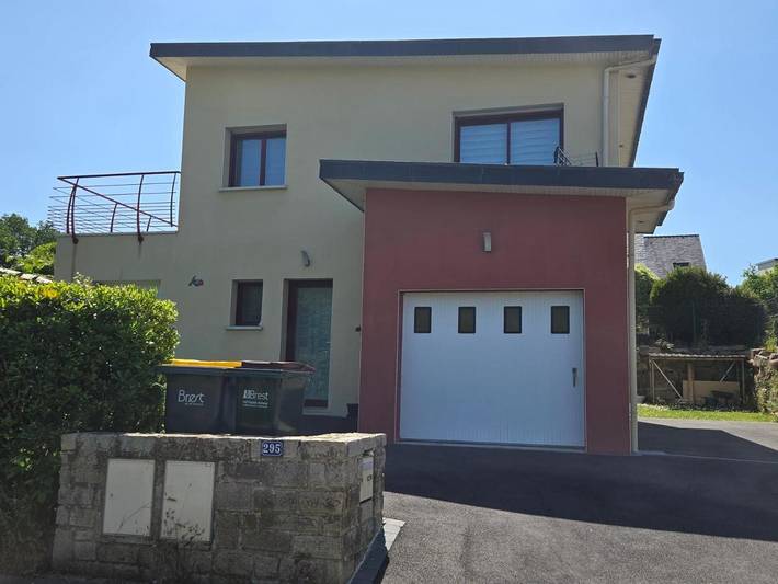 Location de vacances pour 6 personnes, avec Balcon et Jacuzzi ainsi que Terrasse et Jardin à Plouzané