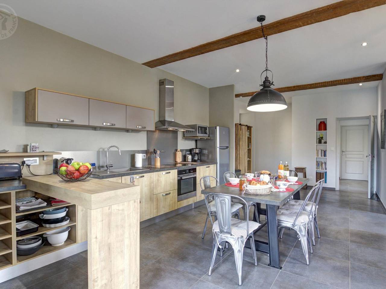 Geräumige moderne Unterkunft mit Wlan und Terrasse in Saint-Paul-en-Jarez, Regionaler Naturpark Pilat