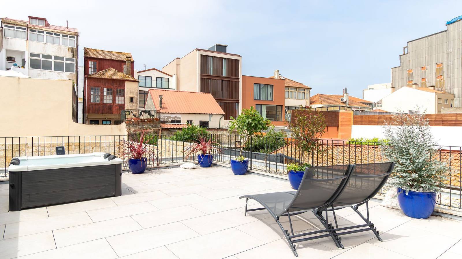 Ganze Wohnung, Coastal 3Br Duplex w/ Terrace by Lovelystay in Matosinhos, Matosinhos e Leça da Palmeira