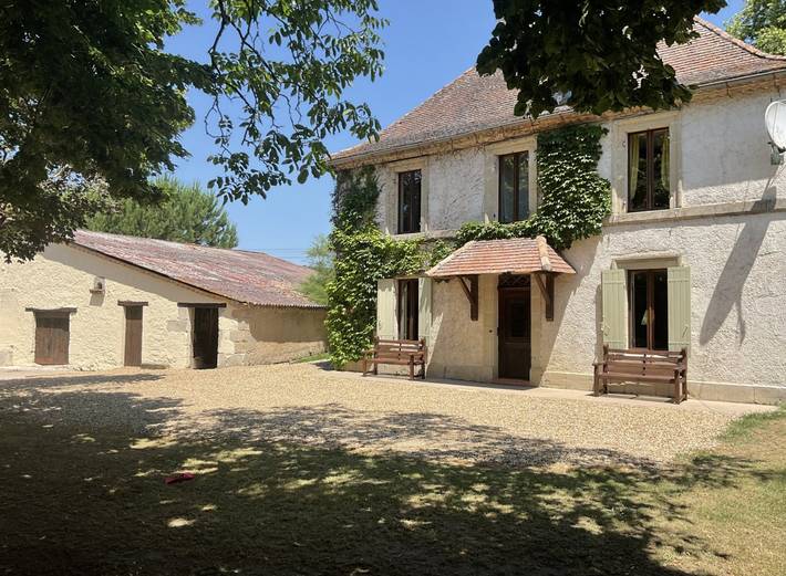 Gîte pour 14 personnes, avec terrasse ainsi que piscine et jardin, animaux acceptés à Varès