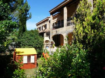 Gîte pour 6 personnes, avec jardin et piscine, animaux acceptés à Châteauneuf-le-Rouge