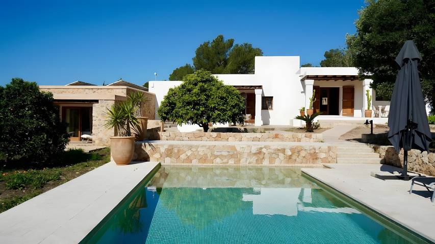Vacation rental for 10 people, with yard in Balearic Islands