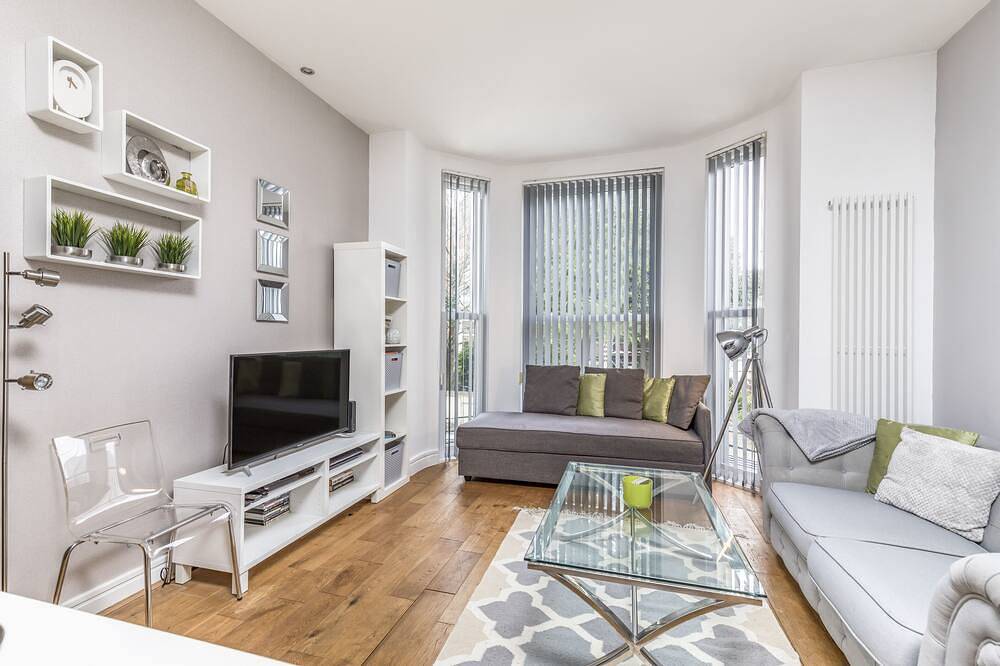 Entire apartment, Modern, Close to beach, shops and restaurants, free wi fi, Sleeps 5, in Southsea, Portsmouth