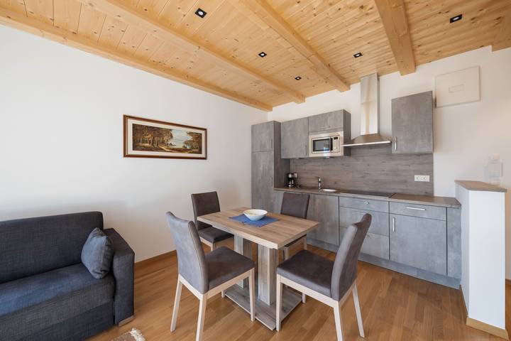 Entire apartment, Bright Apartment "1 Weger" with Panoramic Mountain View, Wi-Fi & Balcony in Andrian, Nonsberg Group