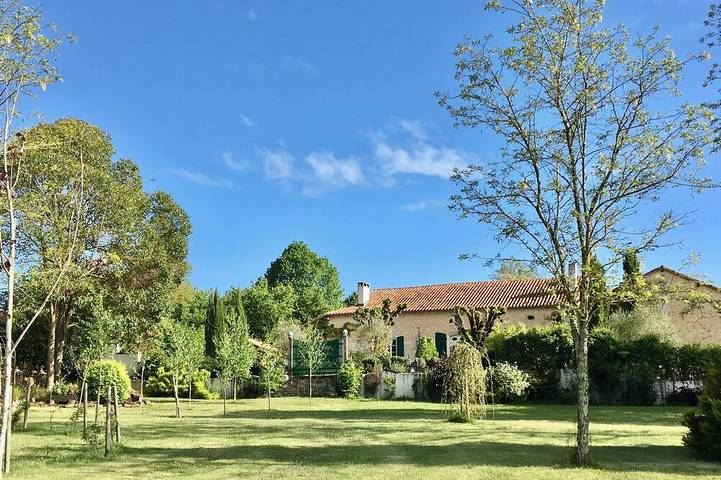 Location de vacances pour 8 personnes, avec jardin et jacuzzi, animaux acceptés à Saint-Privat-des-Prés