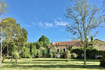 Location de vacances pour 8 personnes, avec jacuzzi et jardin, animaux acceptés à Saint-Privat-des-Prés