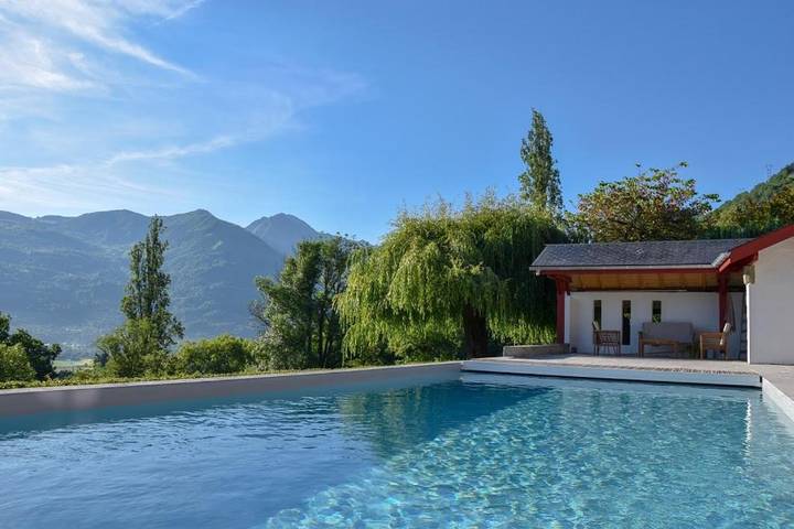 Location de vacances pour 12 personnes, avec Balcon et Jacuzzi ainsi que Terrasse et Jardin à Saint-Savin (Hautes-Pyrénées)